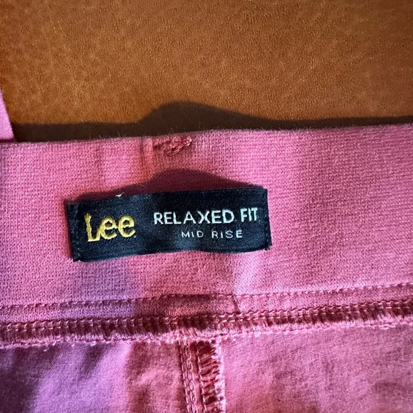 Lee relaxed fit mid rise capris, elastic waistband, 6 pockets, 10, EUC - Picture 9 of 11